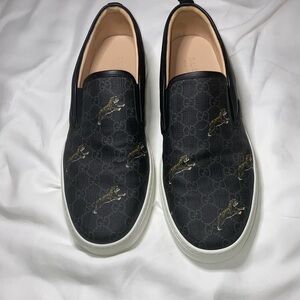 Men’s Gucci Dublin GG Supreme Tigers slip ons